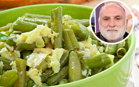 Judías verdes con patatas y huevo revuelto en un cuenco verde. Un hombre sonríe en un círculo superpuesto.