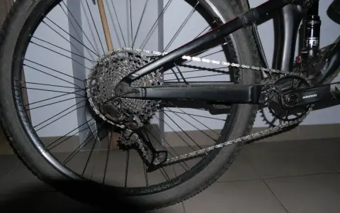 Tylna przerzutka rowerowa SRAM nie zrzuca w dół, blokując łańcuch na kasecie.