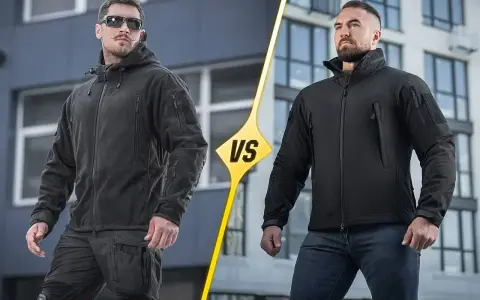 Dwóch mężczyzn prezentuje jaki softshell. Jeden w ciemnej kurtce z kapturem i spodniach taktycznych, drugi w czarnej kurtce i jeansach.