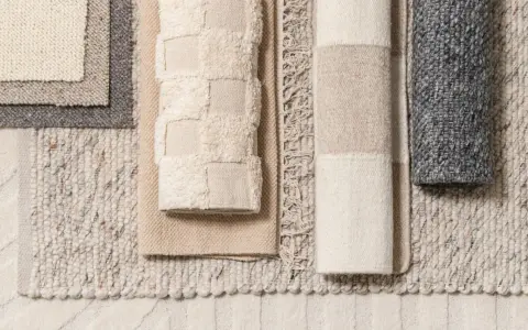 Olika mattprover i neutrala färger. En matta med textur och fransar, en med blockränder och en med rutmönster. Perfekt för att välja blw mat.