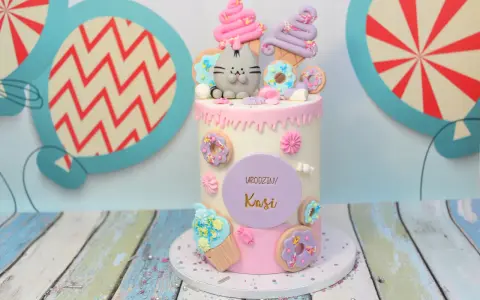 Tort ze słodyczy Kinder: Stwórz efekt "wow" bez pieczenia!