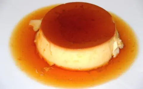Un délicieux crème caramel, son dessus brillant et sa sauce ambrée invitent à la dégustation.