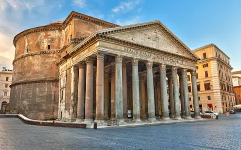Le Panthéon de Rome, chef-d'œuvre antique, se dresse majestueusement avec ses colonnes imposantes et son dôme emblématique.
