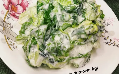 Sałatka z sałaty masłowej z kremowym dressingiem. Prosty pomysł, co zrobić z sałaty masłowej na lekki posiłek.