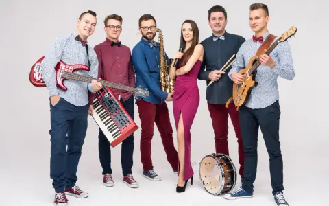 Zespół weselny gotowy do gry! Wokalistka, gitarzyści, klawiszowiec, saksofonista i perkusista czekają na pytania do zespołu weselnego.