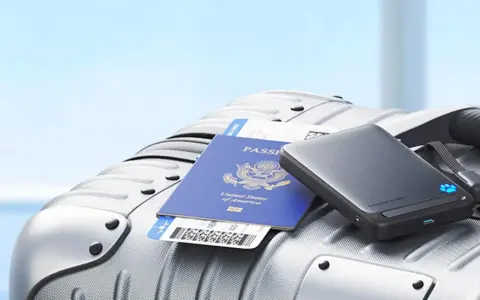 Ładowarka w bagażu podręcznym? Zasady i limity powerbanków.