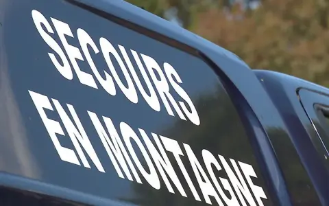 Véhicule de secours en montagne, prêt à intervenir sur le GR20, même en cas de mort.