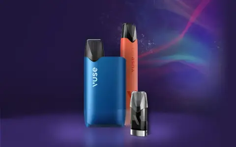 Tres pods vape de diferentes colores: azul, naranja y uno transparente con líquido.