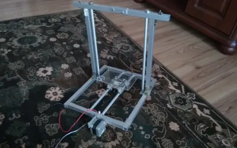 Samodzielnie zbudowana drukarka 3d diy, gotowa do pracy.