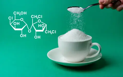 Wzór chemiczny sukralozy obok filiżanki cukru. Czy sukraloza a cukrzyca to dobry wybór?