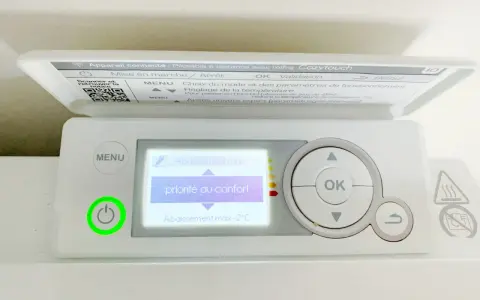 Le radiateur affiche "priorité au confort" en mode éco. Le bouton d'alimentation est allumé en vert.