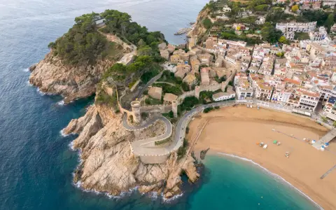 Wzgórze z zamkiem i kręta droga to jedne z głównych atrakcji Costa Brava. Widok na miasteczko i plażę zapiera dech w piersiach.