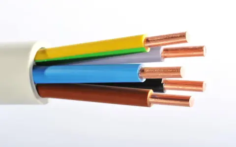Câble électrique multiconducteur avec fils de cuivre apparents. Utile pour déterminer quelle section câble pour PAC 11 kW.