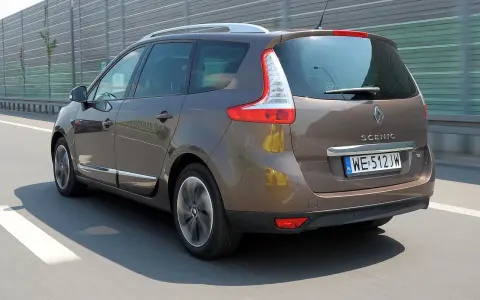 Brązowy Renault Scenic 3 jedzie autostradą.
