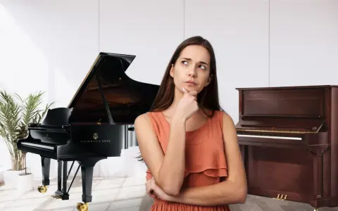 Kobieta zastanawia się, czy wybrać elegancki fortepian, czy klasyczne pianino.