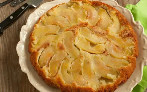 Un délicieux cake aux pommes, doré et moelleux, garni de fines tranches de pommes fondantes. Parfait pour le goûter.