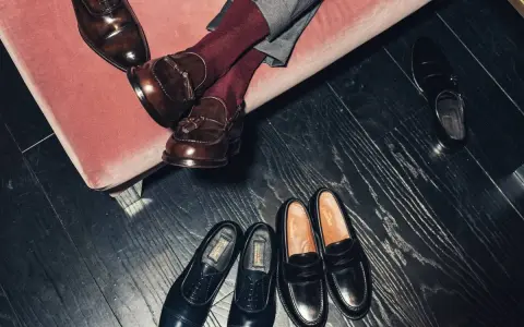 Scarpe eleganti da uomo: mocassini con nappine e stringate. Il numero 8 di scarpe a cosa corrisponde? Probabilmente a una taglia UK 8, che in Italia è circa un 42.