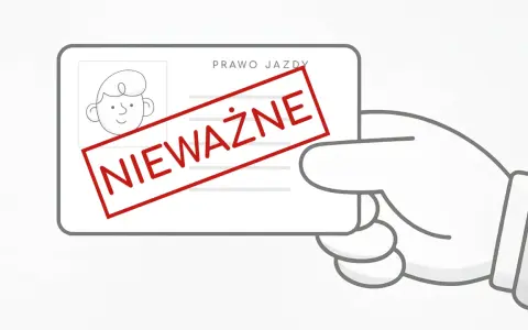 Dłoń trzyma prawo jazdy z rysunkiem twarzy i napisem "NIEWAŻNE". To symbol sytuacji, kiedy zabierają prawo jazdy.