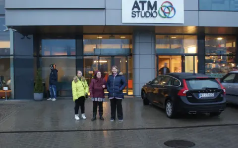 Przed budynkiem ATM Studio, gdzie jest nagrywane Koło Fortuny, stoją trzy dziewczyny.