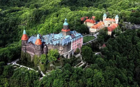 Malownicze zamki hotele w Polsce, otoczone bujną zielenią, zapraszają do magicznego świata historii i luksusu.