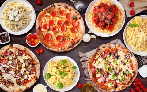 Pyszne dania kuchni włoskiej: pizze, makarony z sosami i kluseczki.