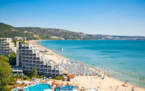 Słoneczny złoty brzeg Bułgaria tętni życiem. Tłumy plażowiczów, hotele i turkusowe morze tworzą wakacyjny krajobraz.