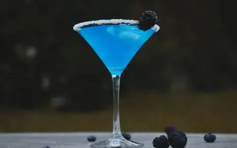 Najlepsze drinki z Blue Curacao, które zaskoczą Twoich gości