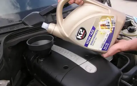 Wlewanie oleju K2 10W-40 do silnika 2.0 TFSI.