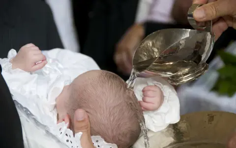 Kiedy robi się chrzciny? Odpowiedni czas na chrzest dziecka