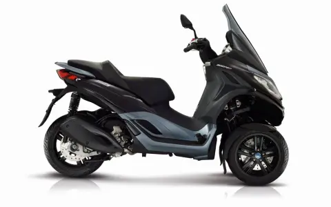 Trójkołowy skuter Piaggio MP3 300 HPE w kolorze grafitowym, z detalami podkreślającymi jego sportowy charakter. Idealny do miasta, z uwzględnieniem piaggio mp3 300 dane techniczne.
