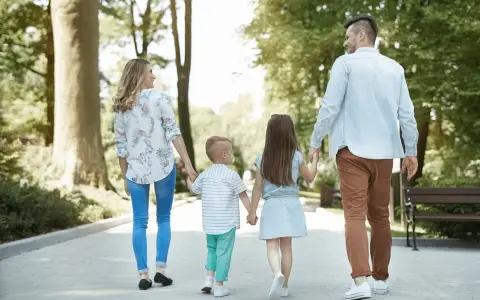 Familia paseando por un parque, ideal para saber qué hacer en León con niños y disfrutar del aire libre.