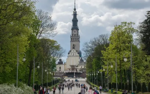 Droga do jasnogórskiego klasztoru, jednego z najważniejszych świętych miejsc w Polsce, prowadzi przez aleję drzew.
