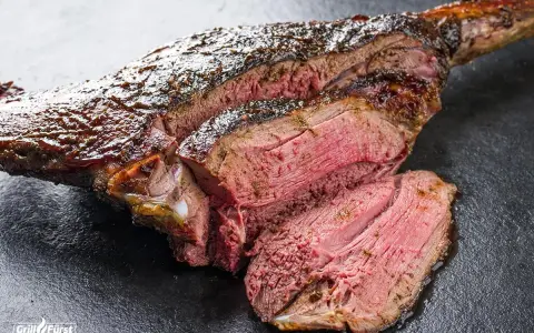 Saftige Hirschkeule, perfekt gegrillt. Die Kerntemperatur ist ideal für ein zartes, rosa Fleisch.