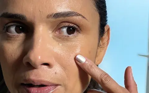 Demostración de cómo maquillar los ojos a partir de los 50 años, resaltando la mirada con técnicas sencillas.