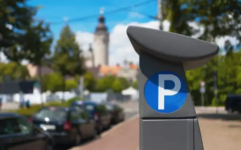 Parquímetro con símbolo de estacionamiento. La etiqueta eco paga zona azul para aparcar en la ciudad.