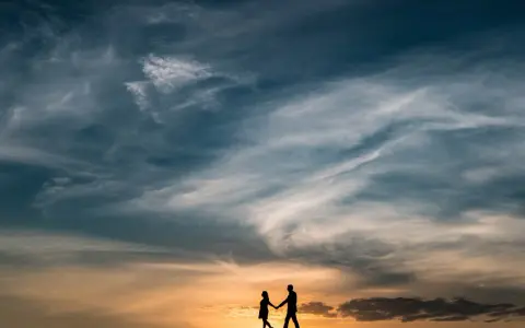 Coppia in silhouette al tramonto, un'immagine che evoca una poesia per 60 anni di matrimonio, un amore che dura nel tempo.