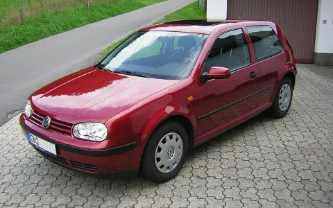 Czerwony Golf 4 zaparkowany na podjeździe. Warto sprawdzić bezpieczniki, jeśli coś nie działa.