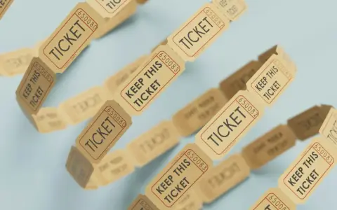 Boleto de rifa, ideal para saber como realizar un sorteo. Cada boleto tiene un número y la indicación "KEEP THIS TICKET".