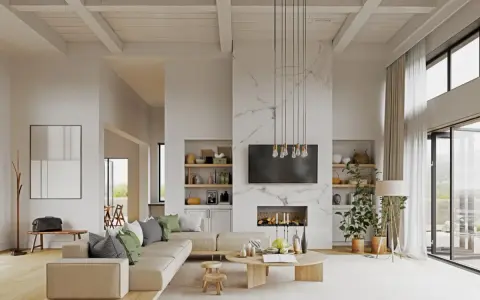 Soggiorno moderno con divano beige, camino in marmo e soffitto con travi a vista. Diversi tipi di bianco dominano l'ambiente, creando un'atmosfera luminosa e ariosa.