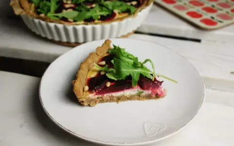 Tarta z burakiem i kozim serem: przepis, który zawsze wychodzi