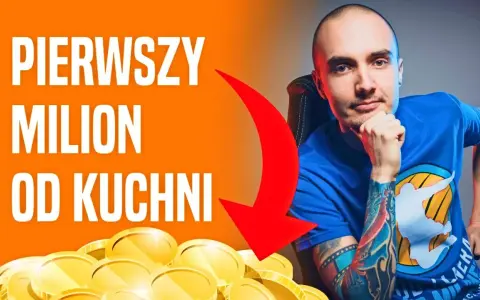 Mężczyzna z tatuażami zastanawia się, jak szybko zarobić pieniądze. Na ekranie napis "Pierwszy milion od kuchni" i stos złotych monet.
