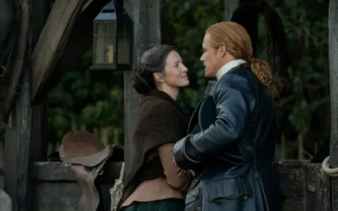 Claire i Jamie w outlander sezon 8, patrzą na siebie z miłością.