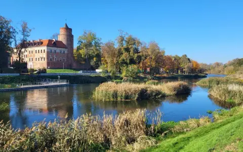 Zamek w Uniejowie i rzeka Warta jesienią. Warto zobaczyć to malownicze miejsce.