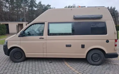 Kamper w piaskowym kolorze, pomalowany Raptor. Zastanawiasz się, ile kosztuje malowanie auta Raptor?