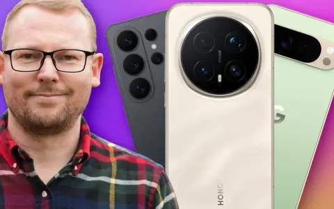 Mann mit Brille und kariertem Hemd vor drei Smartphone-Kameras.