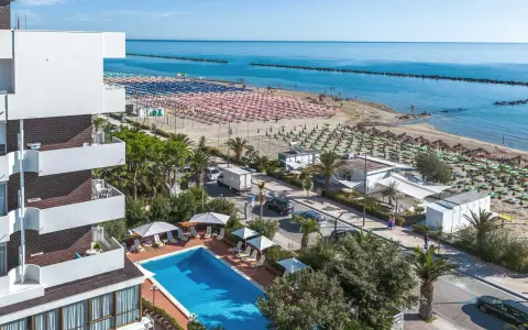 Vista aerea del **hotel Haway Abruzzo** con piscina, spiaggia attrezzata e mare azzurro.