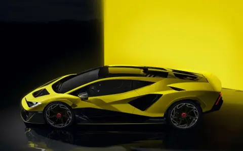 Żółty Lamborghini Revuelto, symbol luksusu i osiągów, którego cena jest adekwatna do jego wyjątkowości.