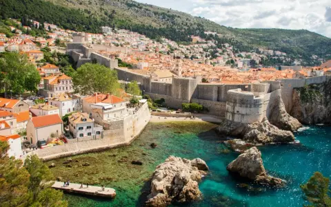 Dubrovnik, con le sue mura imponenti e il mare cristallino, è un must per chi cerca cosa vedere in Croazia.
