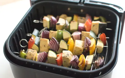 Kolorowe szaszłyki z tofu i warzywami w airfryerze. Pyszne dania z airfryer to szybki sposób na zdrowy posiłek.