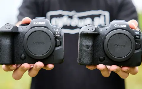 Dwie lustrzanki Canon EOS R6 Mark II w rękach. Sprawdź atrakcyjną canon eos r6 cena.